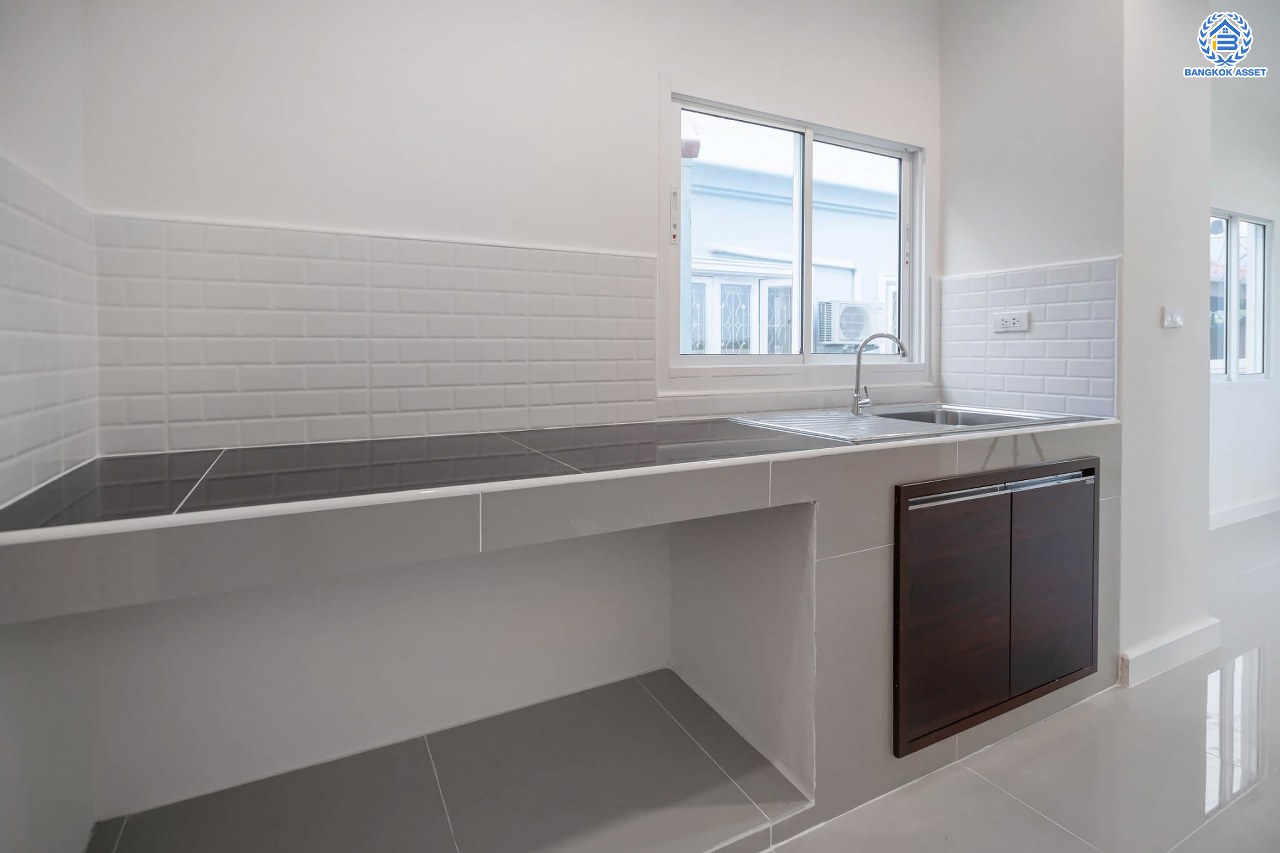 บ้านมือสองตกแต่งใหม่ โครงการ ภัสสร8 กาญจนาภิเษก (ซ.กันตนา) หลังมุม มีพื้นที่ขนาดใหญ่ เนื้อที่ 88.20 ตร.ว. ฟังก์ชั่น 3 ห้องนอน 3 ห้องน้ำ 1 ที่จอดรถ บนทำเลศักยภาพ โครงการติดถนนใหญ่ เข้า-ออกสะดวก ใกล้เซ็นทรัลเวสต์เกต รถไฟฟ้าสายสีม่วง "สถานีตลาดบางใหญ่" และจุดขึ้นทางด่วน "ศรีรัช"